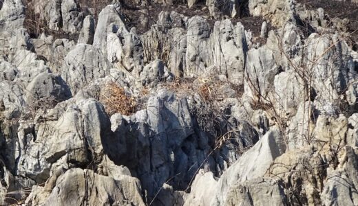 KTM 390 Adventure R パラボラアンテナと石灰岩